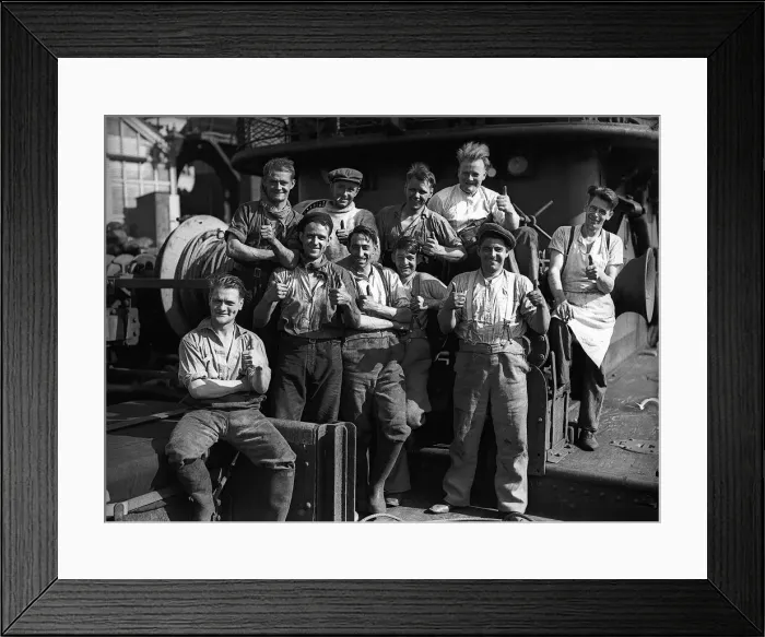 Framed Print : Merchant Seamen during WW2 giving the Thumbs Up'Circa 1941