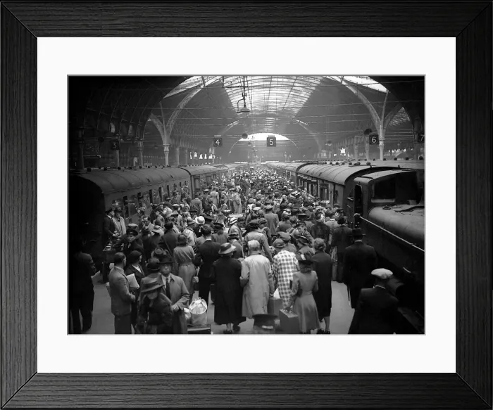 Framed Print : Holiday Crowds at Paddington Station GWR Holiday weekend - large rush for Framed Print : Holiday Crowds at Paddington Station GWR Holiday weekend - large rush for