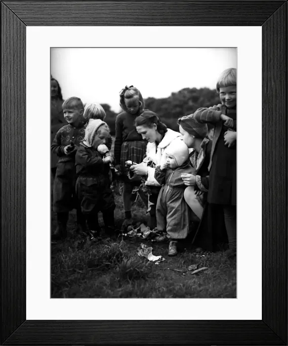 Framed Print : Norwegian evacuees arrive in United Kingdom from Spitzbergen September 1941 during WW2 Framed Print : Norwegian evacuees arrive in United Kingdom from Spitzbergen September 1941 during WW2