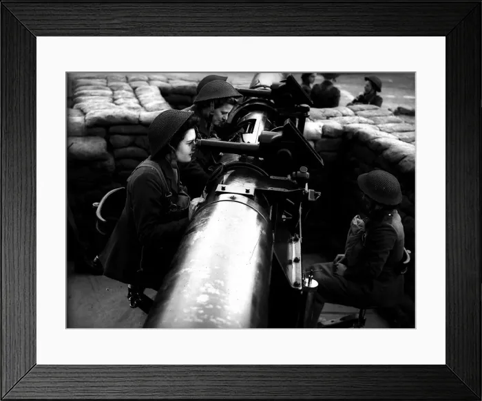 Framed Print : Wrens with gun during WW2 Framed Print : Wrens with gun during WW2