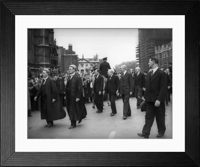 Framed Print : Winston Churchill on his way to the Houses of Parliament on VE day for victory service Framed Print : Winston Churchill on his way to the Houses of Parliament on VE day for victory service