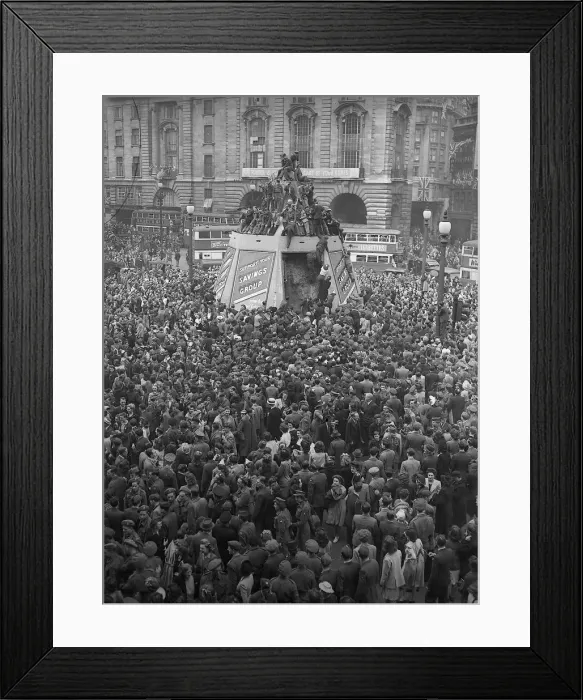 Framed Print : VE Day celebrations in Piccadilly Circus, London to mark the end of WW2 in Europe Framed Print : VE Day celebrations in Piccadilly Circus, London to mark the end of WW2 in Europe