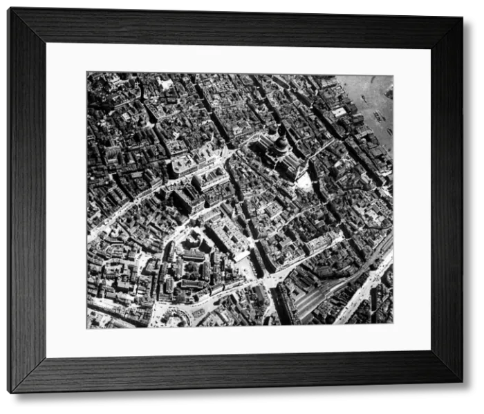 Framed Print : Aeriel view of St Paul Cathedral London after air raid damage during WW2