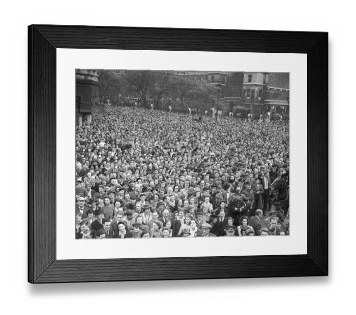 Framed Print : Crowds gather in London for VE day celebrations after the announcement that WW2 in Europe