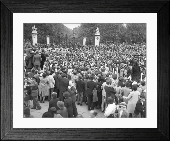 Framed Print : VE day scenes at Buckingham Palace during celebration in the end of WW2