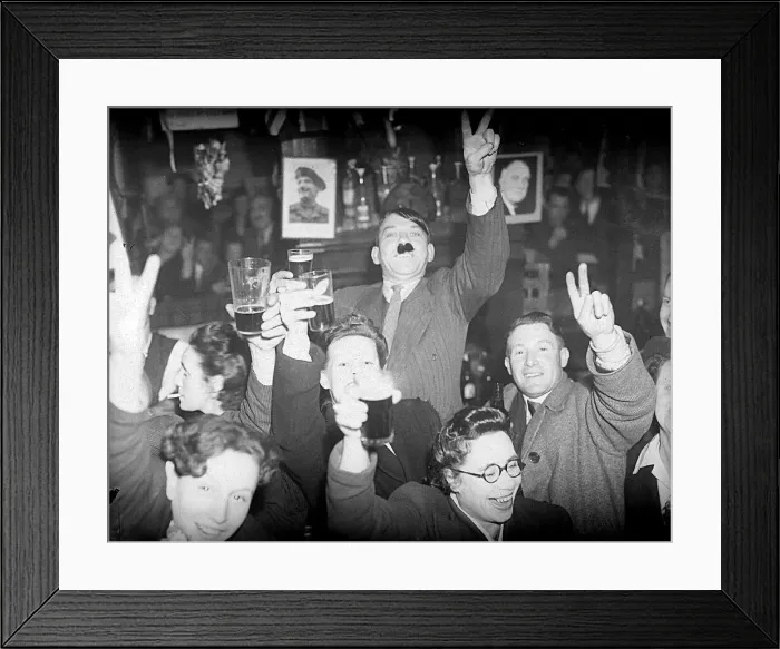 Framed Print : VE day celebrations in Lambeth London as man dresses up as Hitler in a pub saluting with Framed Print : VE day celebrations in Lambeth London as man dresses up as Hitler in a pub saluting with