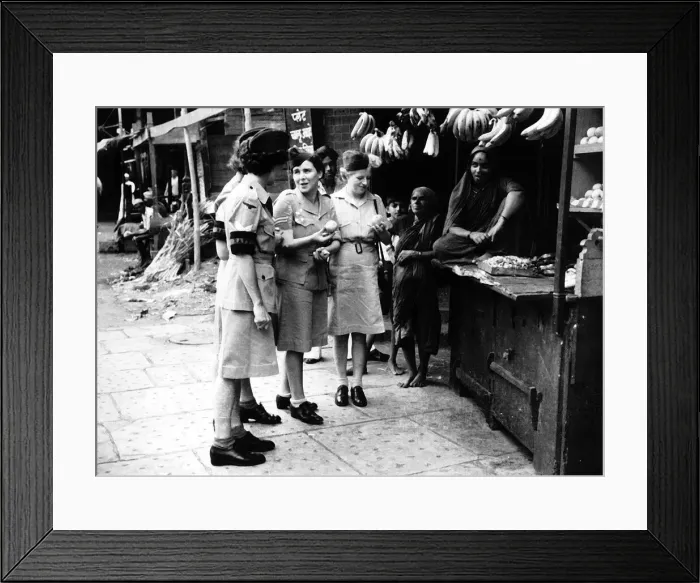 Framed Print : Airwomen buying fruit at an Indian fruit market are given advice by members of the W A A Framed Print : Airwomen buying fruit at an Indian fruit market are given advice by members of the W A A