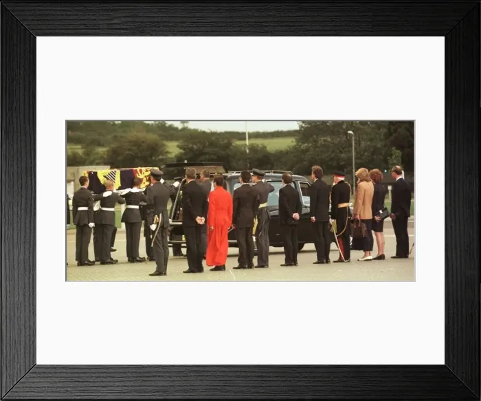 Framed Print : The flag draped coffin of Princess Diana arrives at Northolt Airport Framed Print : The flag draped coffin of Princess Diana arrives at Northolt Airport