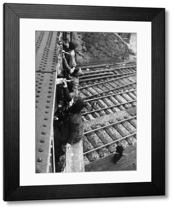 Framed Print : WW2 Female painters at work on a railway bridge in Sheffield