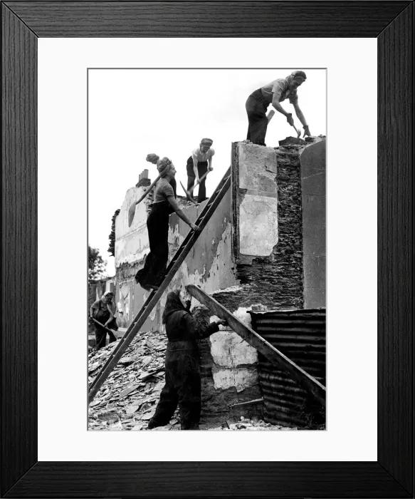 Framed Print : Plymouths team of women navvies completing their Blitz-time ambition - worked side