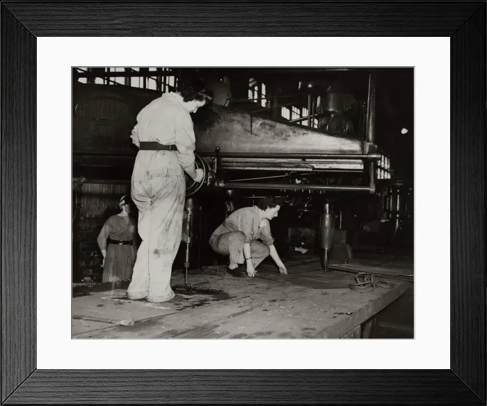 Framed Print : World War Two. Women workers at HM Dockyards in Devonport Framed Print : World War Two. Women workers at HM Dockyards in Devonport