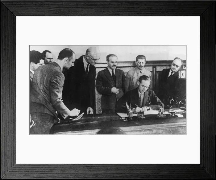 Framed Print : The signing of the pact of mutual assistance between the governments of USSr Framed Print : The signing of the pact of mutual assistance between the governments of USSr