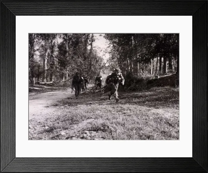 Framed Print : World War II Invasion of France - Operation Overlord British infantry advancing Framed Print : World War II Invasion of France - Operation Overlord British infantry advancing