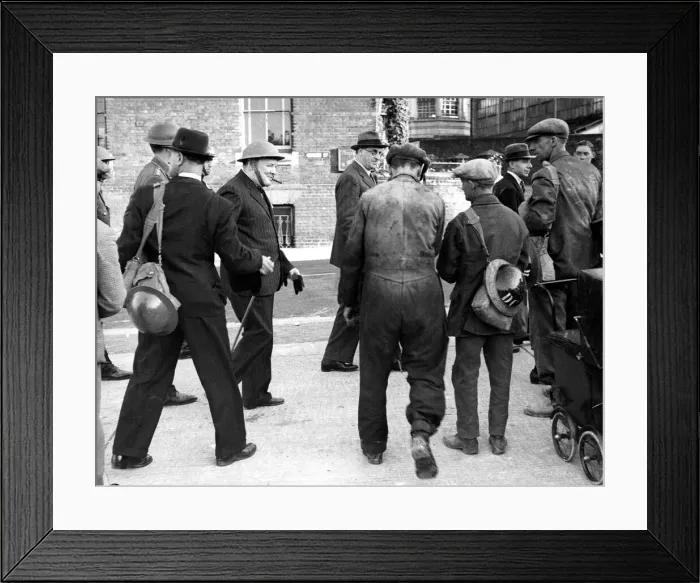 Framed Print : Mr Winston Churchill, British Prime Minister, pays a visit to Dover Framed Print : Mr Winston Churchill, British Prime Minister, pays a visit to Dover