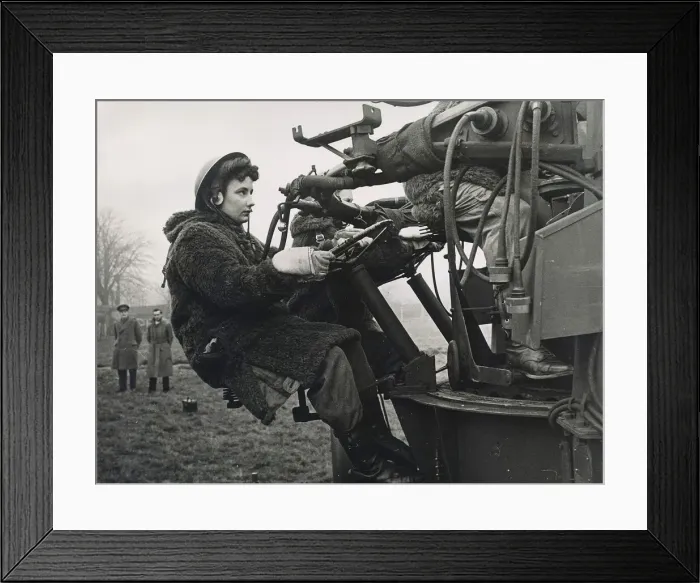 Framed Print : Army Women - ATS operator guiding a Searchlight 1940s Soldiers - British army Framed Print : Army Women - ATS operator guiding a Searchlight 1940s Soldiers - British army