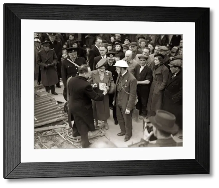 Framed Print : King George VI and Queen Elizabeth visit the East End, London during WW2 1939 - 1945 Framed Print : King George VI and Queen Elizabeth visit the East End, London during WW2 1939 - 1945