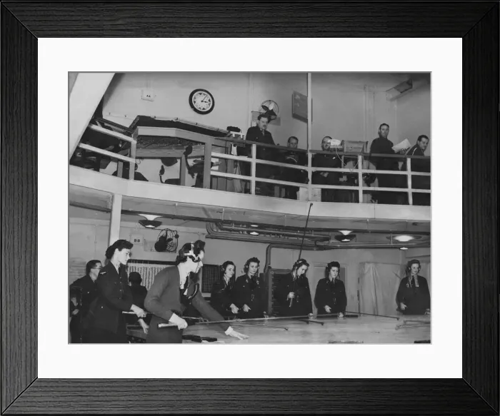 Framed Print : RAF Operations Room June 1941 Pictured women plotting movement of enemy aircraft Framed Print : RAF Operations Room June 1941 Pictured women plotting movement of enemy aircraft