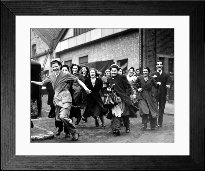 Framed Print : World War Two. Factory girls at a well known London electrical firm race to be first Framed Print : World War Two. Factory girls at a well known London electrical firm race to be first