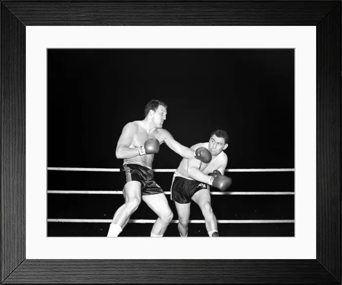 Framed Print : Brian London left) v Joe Erskin in 1958 Framed Print : Brian London left) v Joe Erskin in 1958