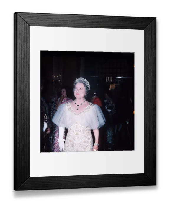 Framed Print : Queen Mother arrives at Covent Garden for gala performance of Carmen July 1973