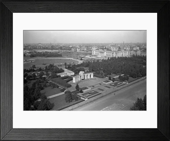 Framed Print : Gemany Berlin Wall August 1961 Scenes of the Berlin Wall WW2 Memorial Framed Print : Gemany Berlin Wall August 1961 Scenes of the Berlin Wall WW2 Memorial