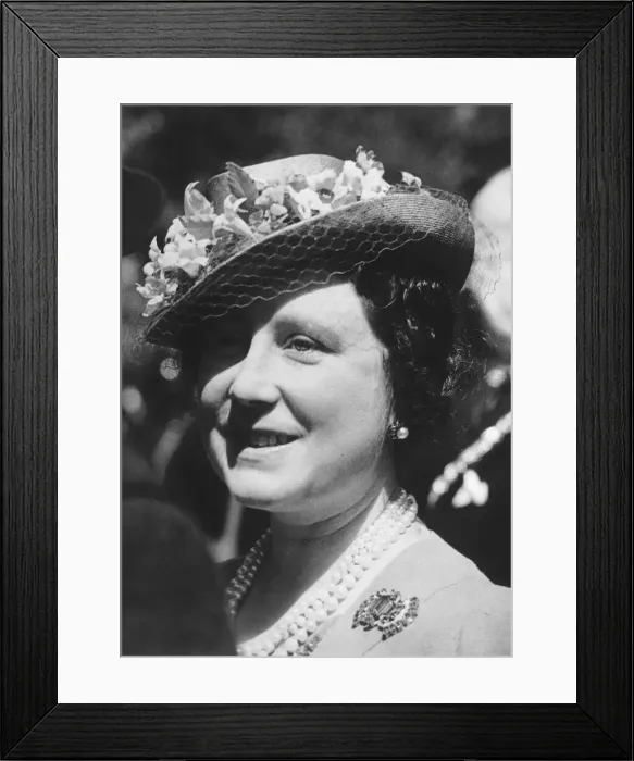 Framed Print : Queen Elizabeth June 1942 during a visit to Glasgow Framed Print : Queen Elizabeth June 1942 during a visit to Glasgow