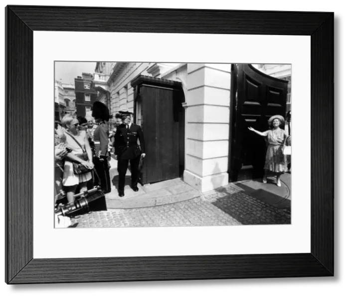 Framed Print : Queen Mother throws open her arms as the gates open at Clarence house as the crowds Framed Print : Queen Mother throws open her arms as the gates open at Clarence house as the crowds