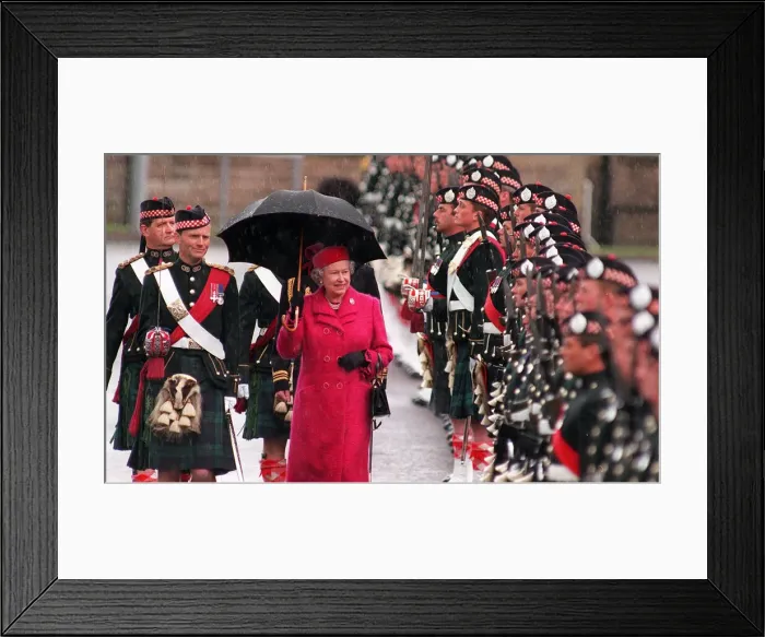 Framed Print : HRH Queen Elizabeth II inspects guard at presentation of colours from Scottish soldiers Framed Print : HRH Queen Elizabeth II inspects guard at presentation of colours from Scottish soldiers