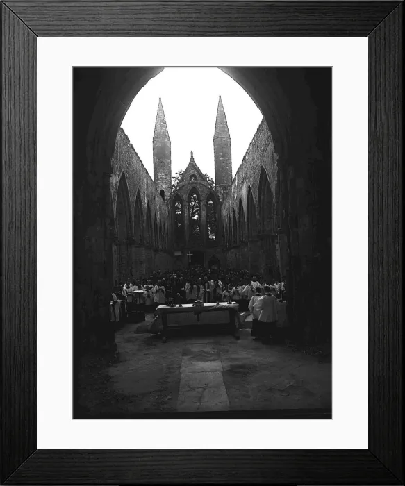 Framed Print : Although this church in Norwich had been left almost completely gutted by a Luftwaffe air Framed Print : Although this church in Norwich had been left almost completely gutted by a Luftwaffe air
