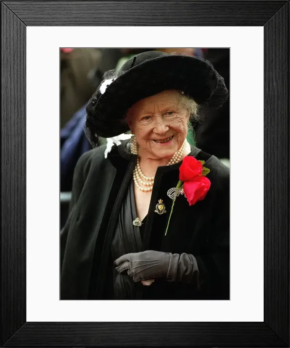 Framed Print : Queen Mother, November 1998 At annual Field of Remembrance Service outside Framed Print : Queen Mother, November 1998 At annual Field of Remembrance Service outside