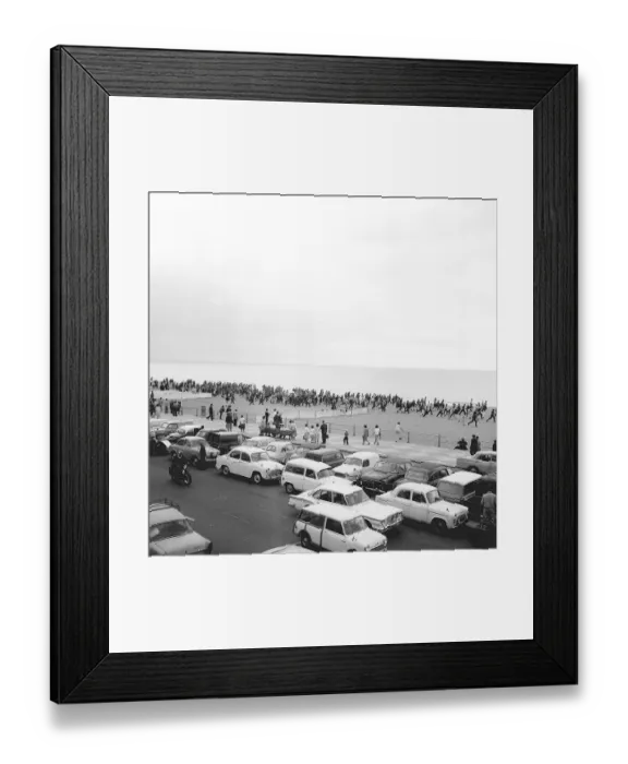 Framed Print : Mods and Rockers clash on the beachfront in Hastings