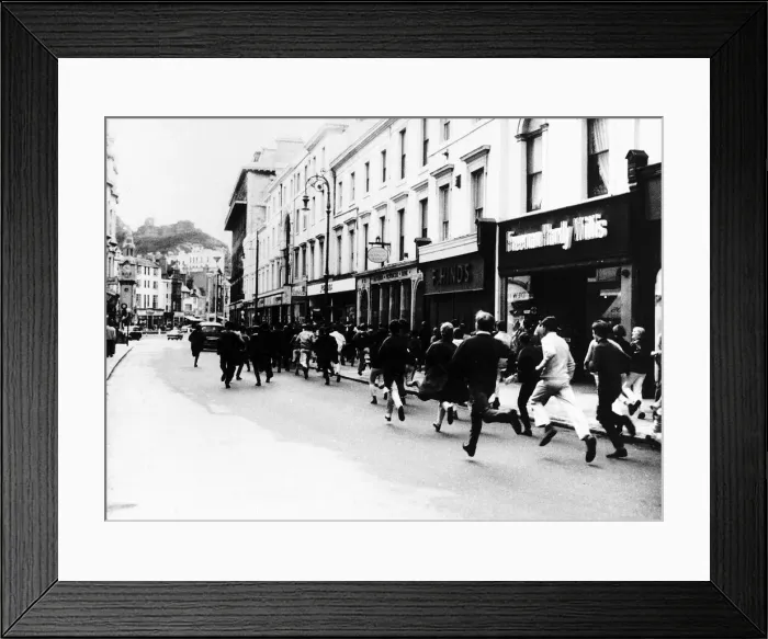 Framed Print : Mods and Rockers running down the streets of Hastings Framed Print : Mods and Rockers running down the streets of Hastings