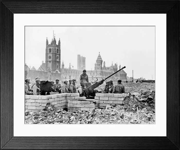 Framed Print : American soldiers man an ack ack gun in Plymouth, part of the defence against air raids