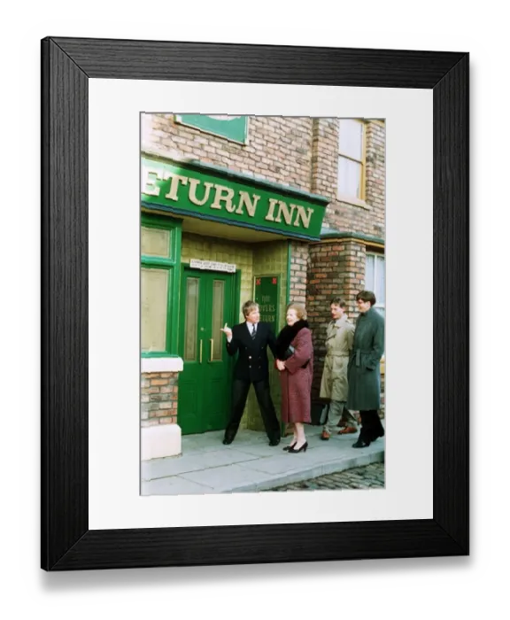 Framed Print : Margaret Thatcher outside the Rovers Return - Jan 1990 with members of the cast of