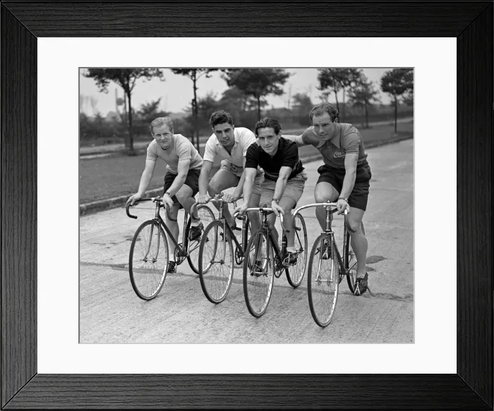 Framed Print : Olympic cyclist and world sprint champion Reg Harris (right Framed Print : Olympic cyclist and world sprint champion Reg Harris (right