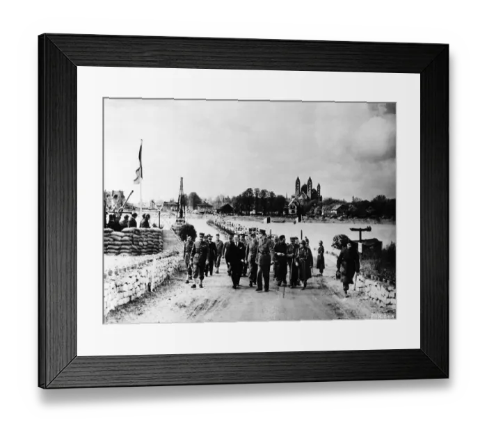 Framed Print : General de Gaulle accompanied by officials, officers and troops of the French Army cross