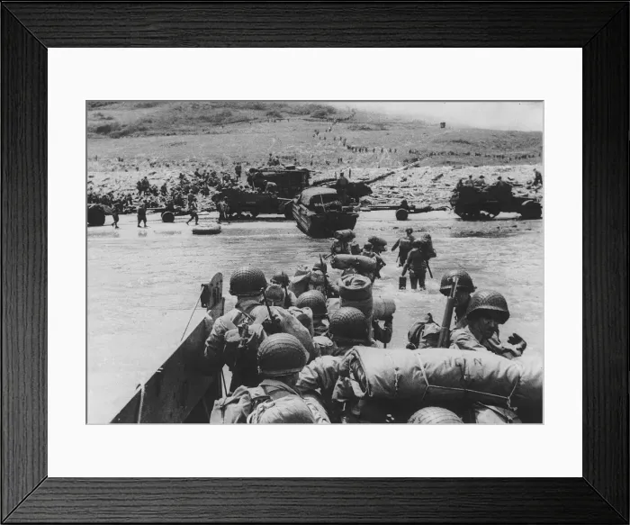 Framed Print : American assault troops landing on a beachhead on the southern coast of France. WW2 1944 Framed Print : American assault troops landing on a beachhead on the southern coast of France. WW2 1944