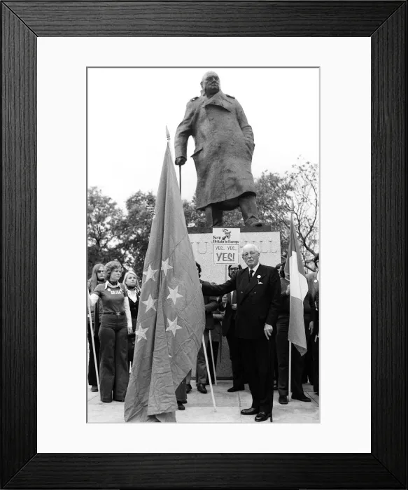 Framed Print : Harold MacMillan March 1975 holding the European flag under the statue of Sir Winston
