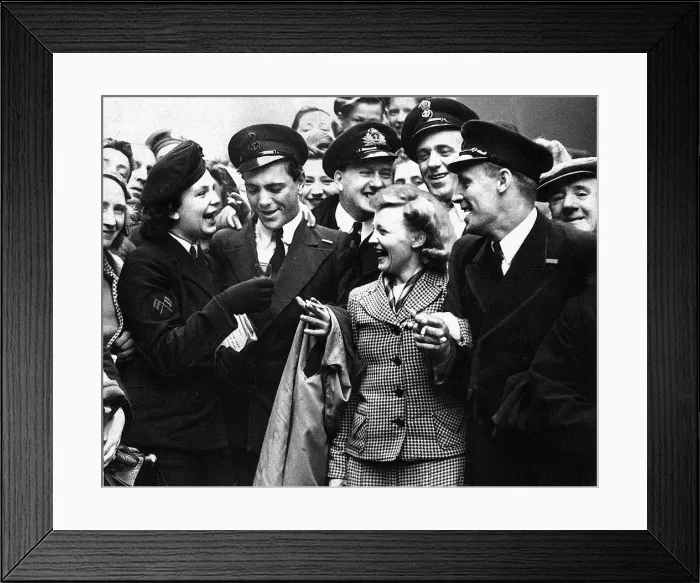 Framed Print : WRENS and sailors celebrate VE Day in Gordon Street, Glasgow. End of WW2 in Europe Framed Print : WRENS and sailors celebrate VE Day in Gordon Street, Glasgow. End of WW2 in Europe