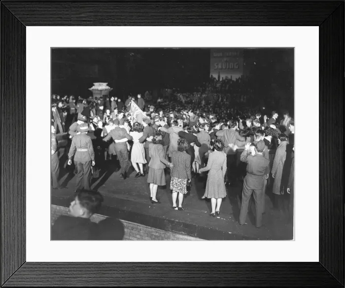 Framed Print : WW2 People dancing in Trafalgar Square London during VE Day celebrations May 1945