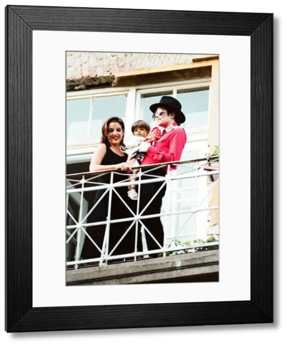 Framed Print : American pop singer Michael jackson with his new bride Lisa-Marie Presley during a visit Framed Print : American pop singer Michael jackson with his new bride Lisa-Marie Presley during a visit