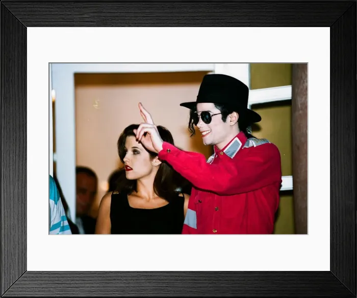 Framed Print : American pop singer Michael jackson with his new bride Lisa-Marie Presley during a visit Framed Print : American pop singer Michael jackson with his new bride Lisa-Marie Presley during a visit