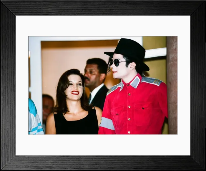 Framed Print : American pop singer Michael jackson with his new bride Lisa-Marie Presley during a visit Framed Print : American pop singer Michael jackson with his new bride Lisa-Marie Presley during a visit