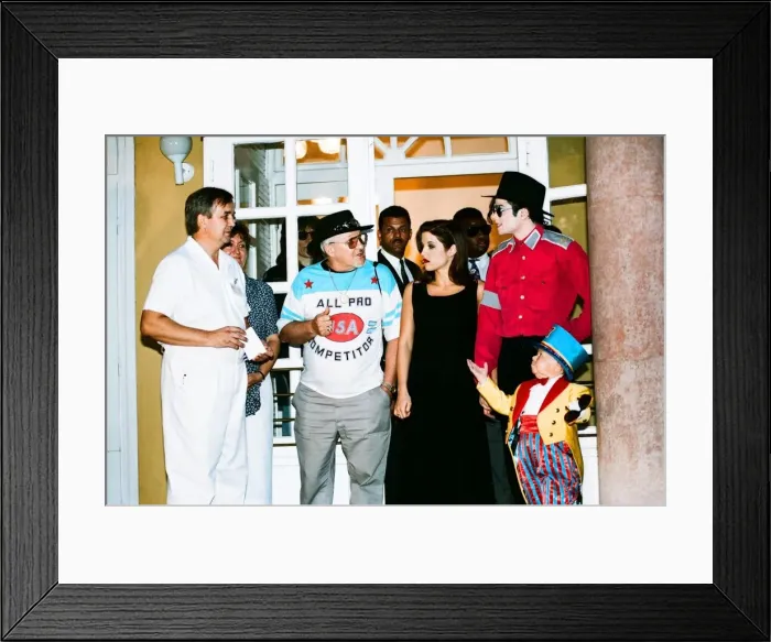 Framed Print : American pop singer Michael jackson with his new bride Lisa-Marie Presley during a visit Framed Print : American pop singer Michael jackson with his new bride Lisa-Marie Presley during a visit