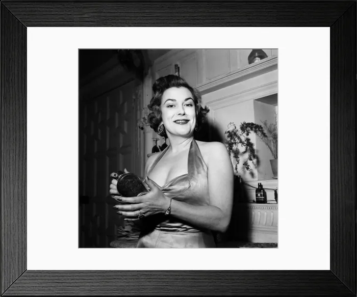 Framed Print : Avis Scott, ex-BBC TV Announcer, who was sacked for being too glamorous