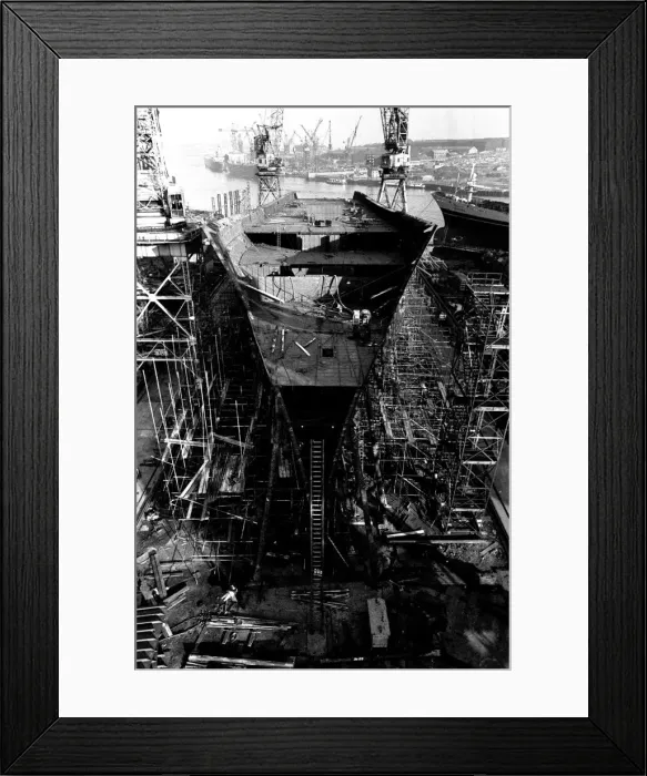 Framed Print : Un-named ship No 39 is on the stocks at Swan Hunters Neptune Yard