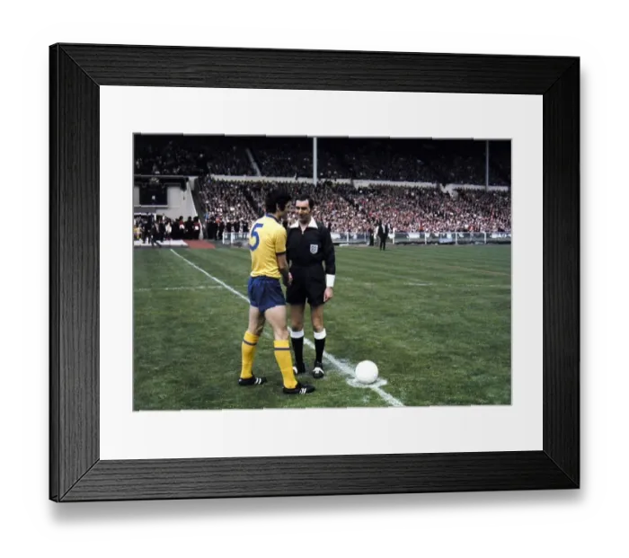 Framed Print : FA Cup Final 1971- Arsenal v Liverpool McLintock and referee Burtonshaw May