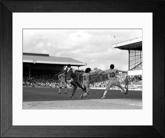 Framed Print : Division One Football 1985 / 86 Season, Arsenal v Aston Villa, Highbury Framed Print : Division One Football 1985 / 86 Season, Arsenal v Aston Villa, Highbury