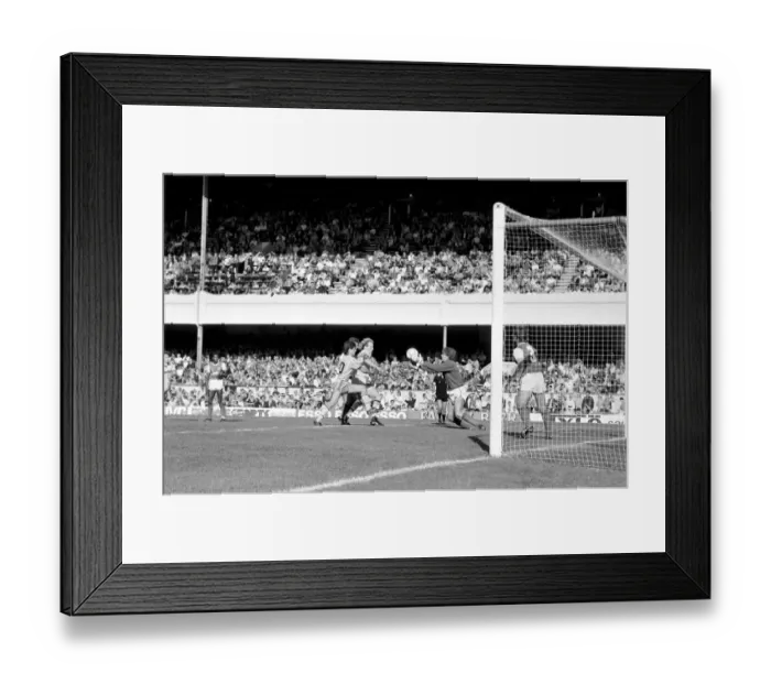 Framed Print : Division One Football 1985 / 86 Season, Arsenal v Aston Villa, Highbury Framed Print : Division One Football 1985 / 86 Season, Arsenal v Aston Villa, Highbury