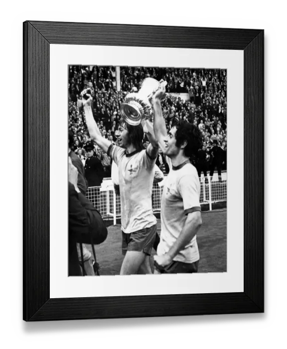 Framed Print : Sport - Football - Arsenal - Charlie George (Left) and skipper Frank McLintock celebrate